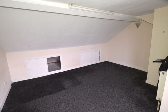 17C, Gladstone Avenue, London photo 2