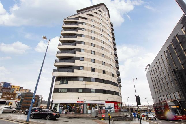 Flat to rent in Masshouse Plaza, Birmingham