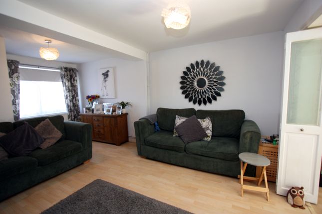 120, Knowlands, Highworth photo 4