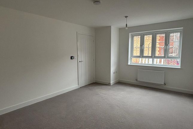 19, Desmond Crescent, SWINDON photo 2