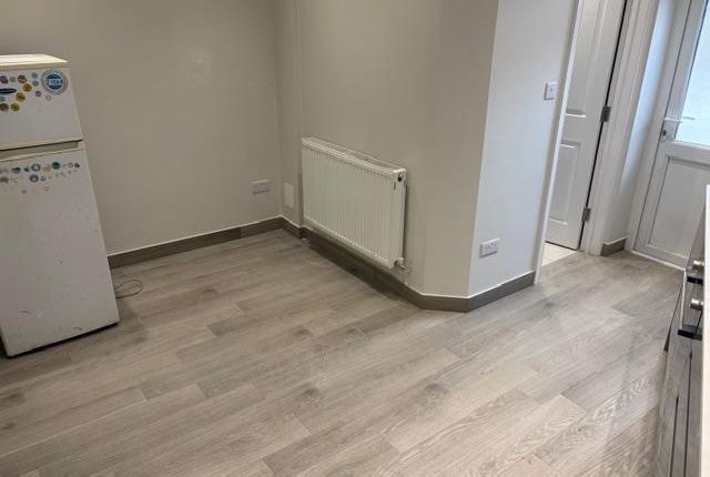 Studio 2, 51 Moorefield Road, London photo 3