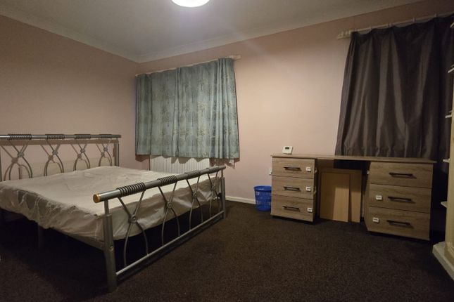 17, Woodman Path, Ilford, Essex photo 4