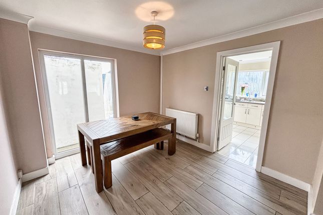 7 Elm Rise, Bridgend photo 4