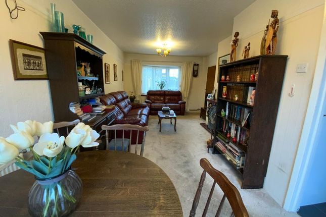 4 Stapleton Crescent, South Hornchurch photo 2