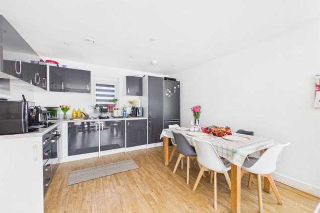 Flat 4, 1, Burrows Close, Gloucester photo 2