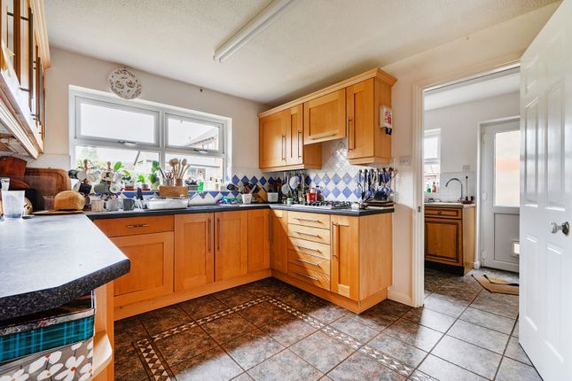 56, Tarragon Way, Reading photo 2