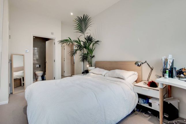 Flat for sale in West Smithfield, City, London