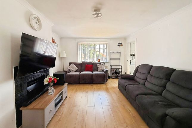 2, Romsey Place, Mansfield photo 3