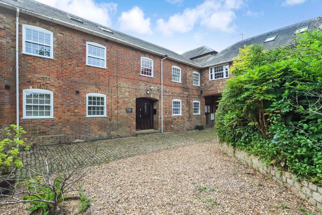 Flat to rent in Royal Court, Tring Station