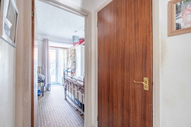 Flat C, 74, Oatlands Drive, Slough photo 2