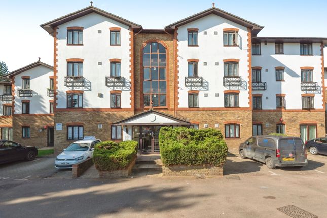 1-bed flat on Flat 19, The Beeches, Lampton Road, Hounslow, £200,000