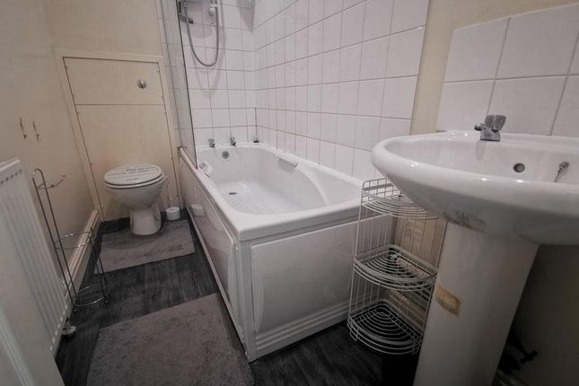 Flat 2 124, Whingate, Leeds photo 5