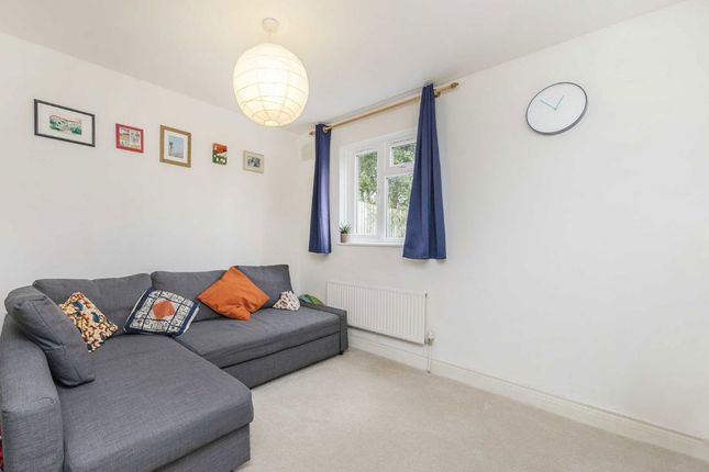 Flat 1, 87, Hopton Road, London photo 3