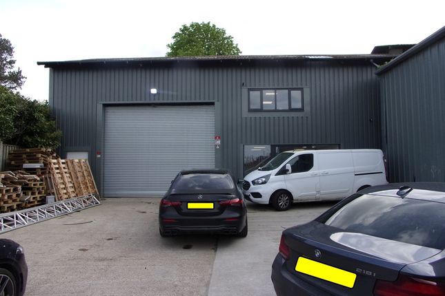 Light industrial to let in Romford Road, South Ockendon