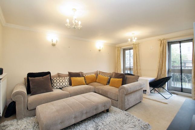 Flat 5, The Watergardens Elrington Road, Woodford Green photo 2