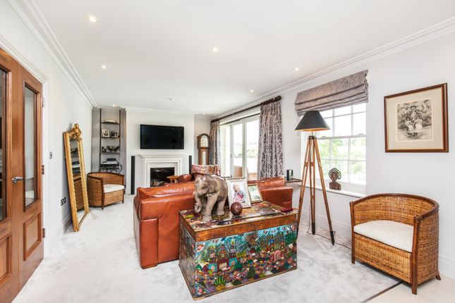 Flat for sale in Connaught Square, Winchester