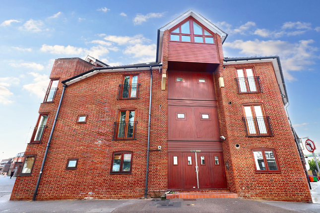 Thumbnail Flat to rent in The Bittoms, Kingston Upon Thames