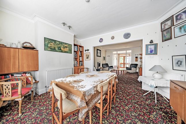27, Hillside Gardens, Edgware photo 3