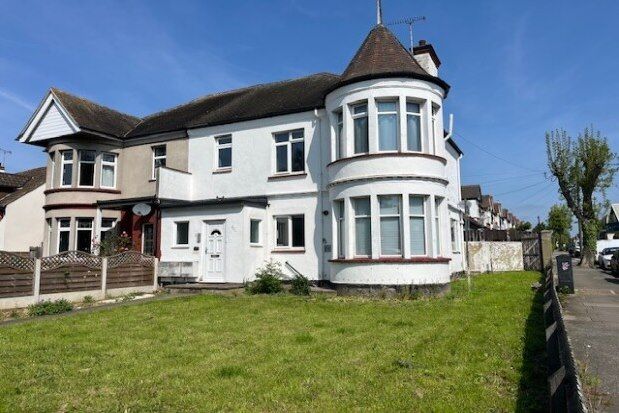 Thumbnail Flat to rent in Riviera Drive, Southend-On-Sea