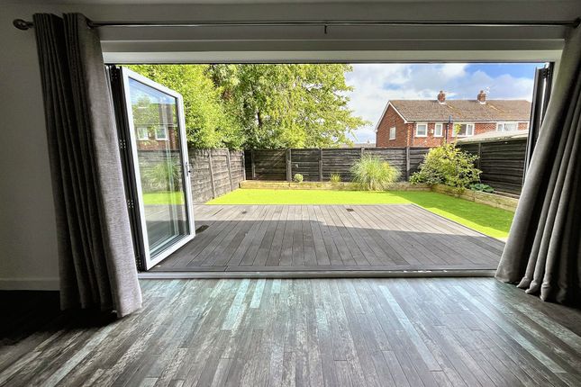 14 Alkrington Close, Bury photo 2