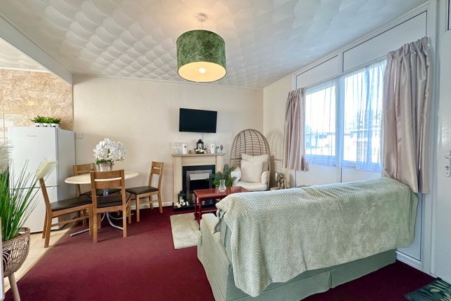 30a Seadell Chalet Park, Beach Road, Great Yarmouth photo 5