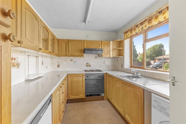 38, Harries Way, Holmer Green photo 2