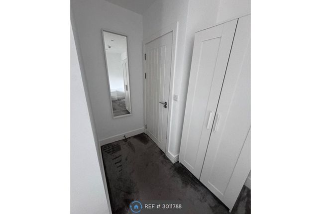 Almond Close, Bromley photo 4