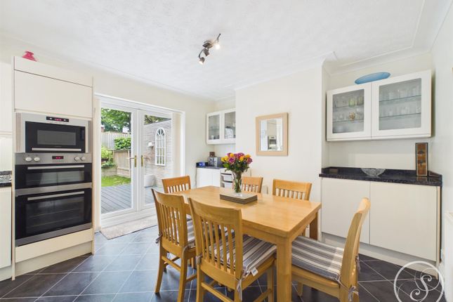 5, Hawks Nest Gardens West, Leeds photo 4