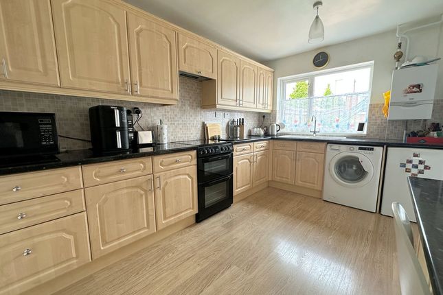 28, Simpson Close, Fareham photo 3