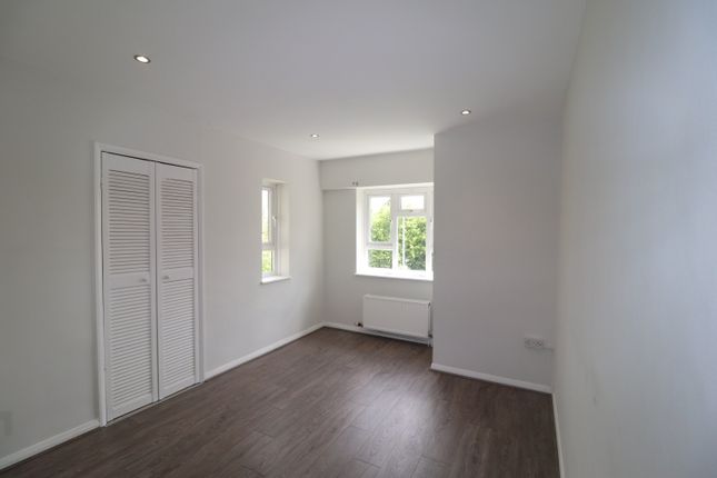 70, Brentwood photo 5