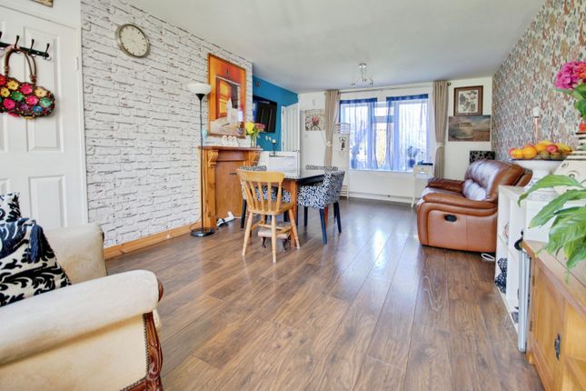 8, Tibbs Hill Road, Abbots Langley photo 3