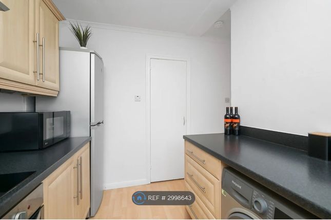 Flat, North Gyle Grove, Edinburgh photo 4