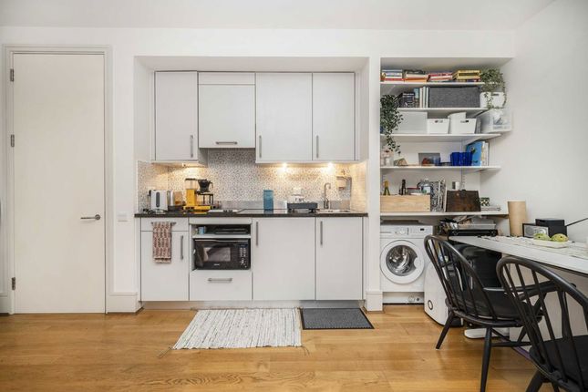 Flat 11, 9, Kean Street, London photo 3