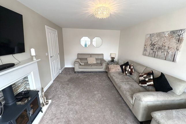 16, Dawes Way, Hednesford photo 2