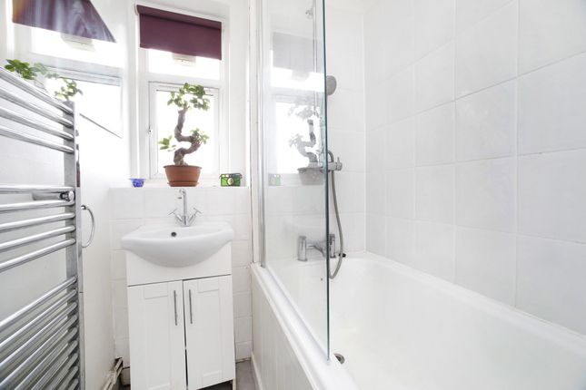 52 Innes Gardens, London photo 4