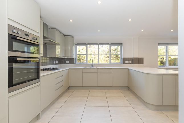 3, Molember Court, East Molesey photo 4