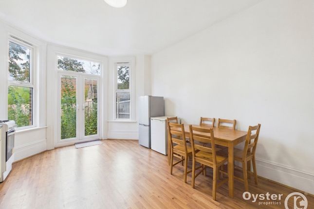 Room C, 40 The Limes Avenue, London photo 4