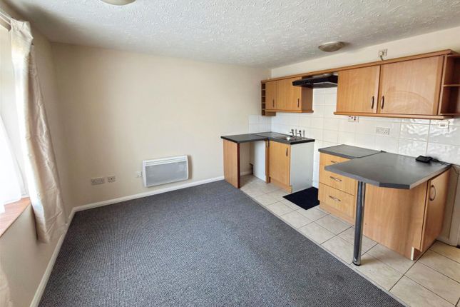 Flat 3, 273, Kirkley Court, Lowestoft photo 2