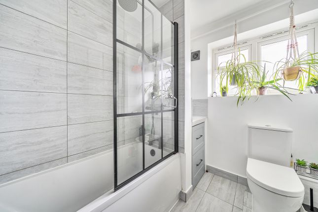 Flat 3, Eagle Court,, Rosendale Road, London photo 3