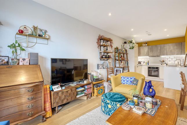Flat for sale in Gateway Apartments, Walthamstow, London