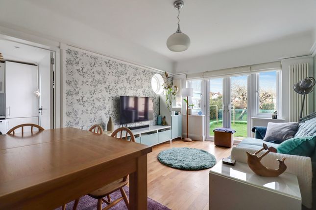 7 Hinchley Way, Esher photo 3