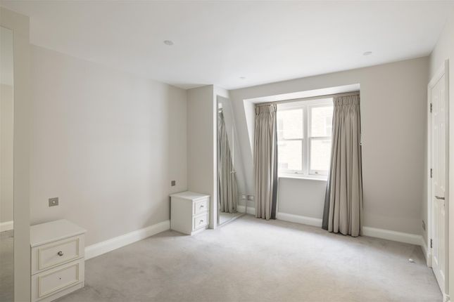 Mews house for sale in Lennox Gardens Mews, London