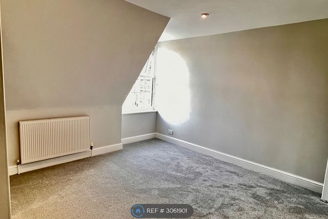 Flat E, Avondale Avenue, Esher photo 4