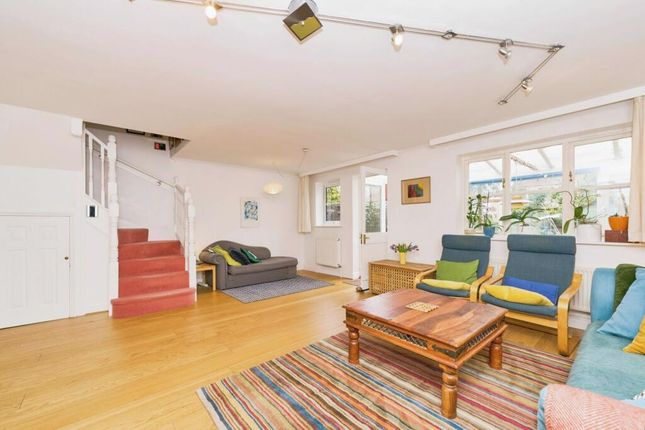 21, Windrush, New Malden photo 4