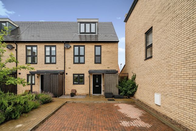 Thumbnail Town house for sale in Iceni Square, Harlow