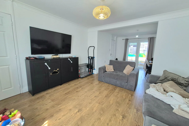 6, Lowcroft, Skelmersdale photo 3