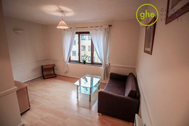 Flat to rent in Transom Square, Docklands, London