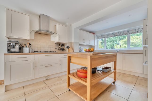 10, Woodford Close, Reading photo 3