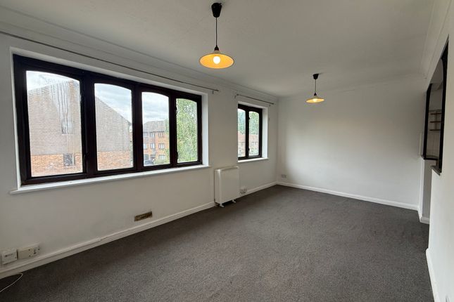 45 Connaught Gardens, Crawley photo 2