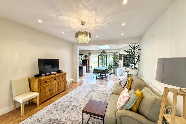 18, Minterne Avenue, SOUTHALL photo 4
